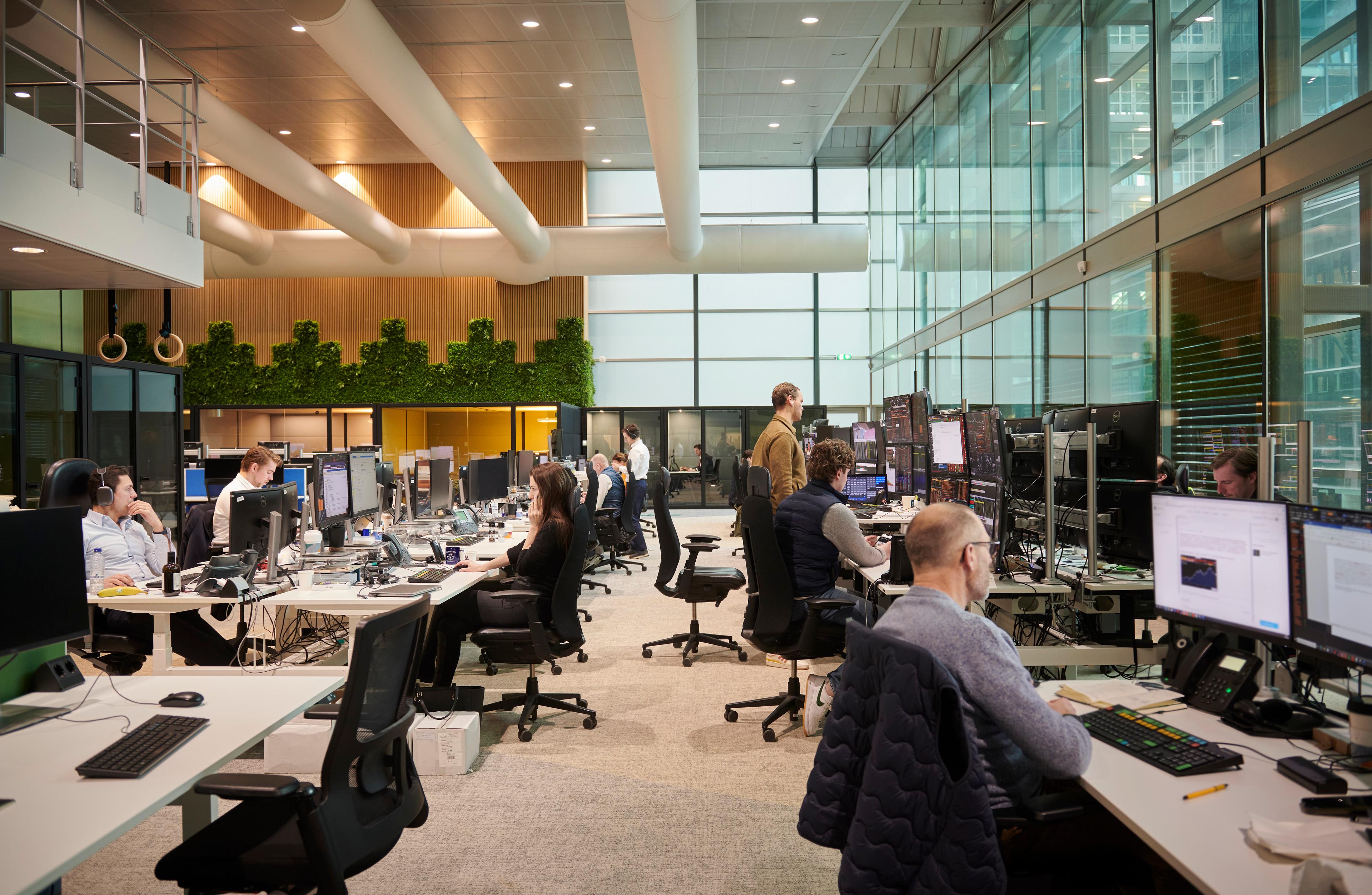 Foto van ons prachtige kantoor waarop medewerkers aan het werk zijn.