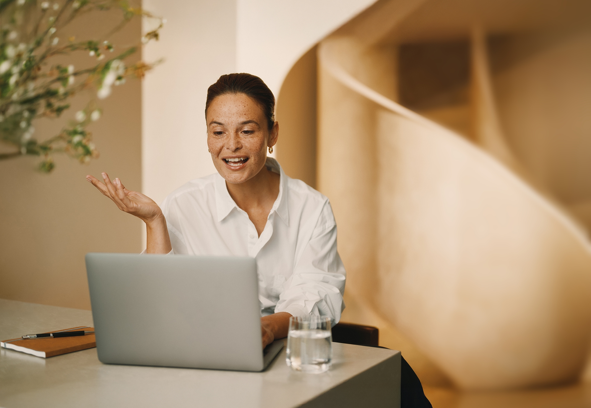 Vrouw zit achter een laptop