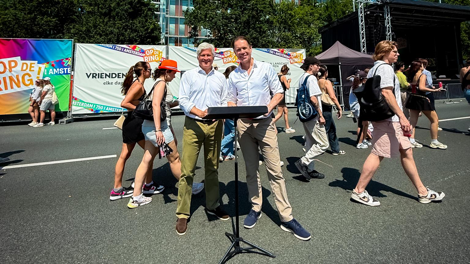 Maarten Edixhoven, voorzitter Raad van Bestuur Van Lanschot Kempen, en Simon Reinink, algemeen directeur Het Concertgebouw staan op de autovrije snelweg A10.